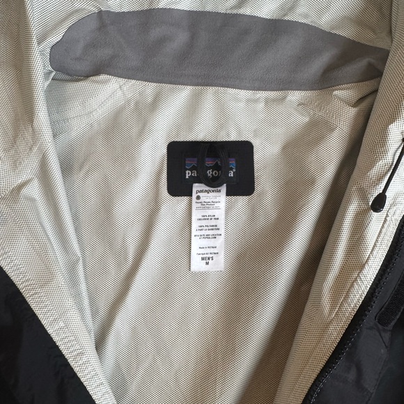 Men’s M Like New Patagonia Rain Jacket - Picture 4 of 5